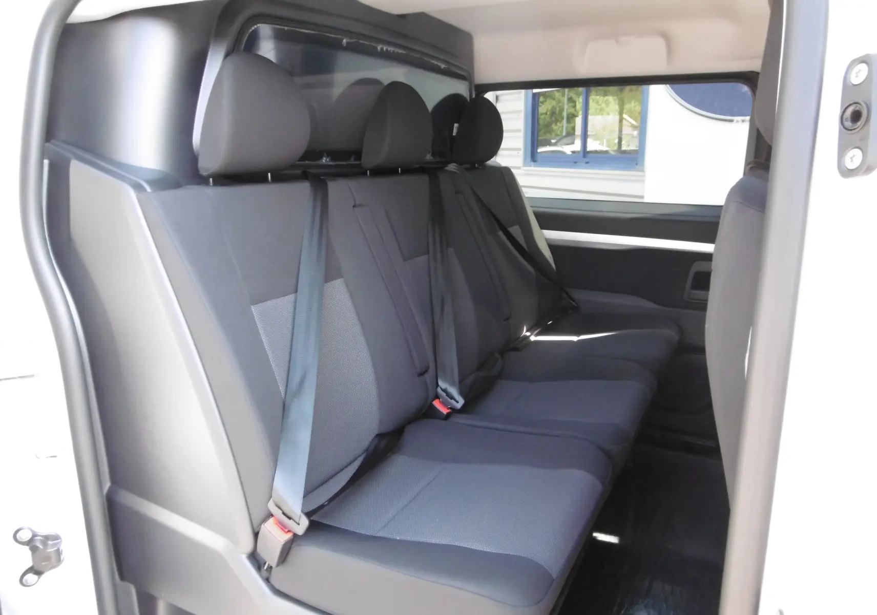 Vue intérieure côté droit montrant la banquette arrière noire du Peugeot Expert Cabine Approfondie blanc 2023.