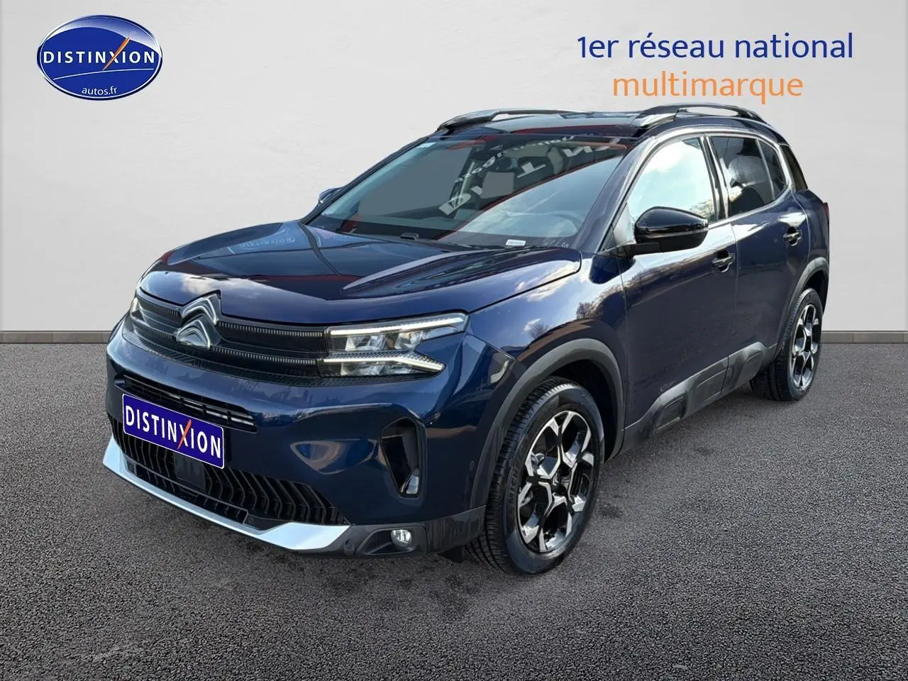 Citroën C5 Aircross bleu eclipse en 3/4 avant droit, avec jantes alu et détails noirs contrastants.