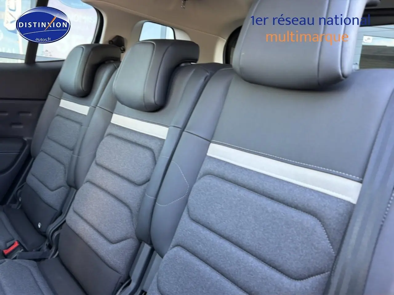 Vue intérieure sur la banquette arrière gris foncé et tissu du Citroën C5 Aircross 2025.