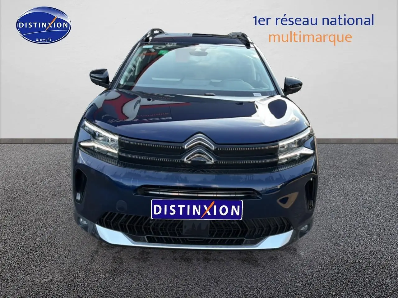 Vue frontale d'un Citroën C5 Aircross bleu eclipse 2025 avec calandre distinctive et phares LED allumés.