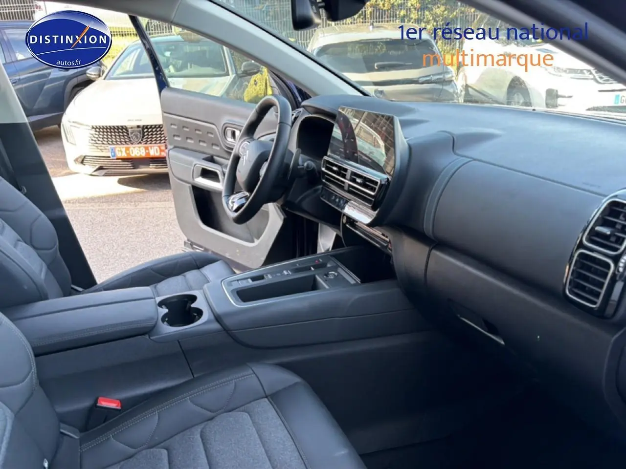 Vue intérieure côté conducteur du Citroën C5 Aircross 2025, montrant tableau de bord et sièges gris foncé.