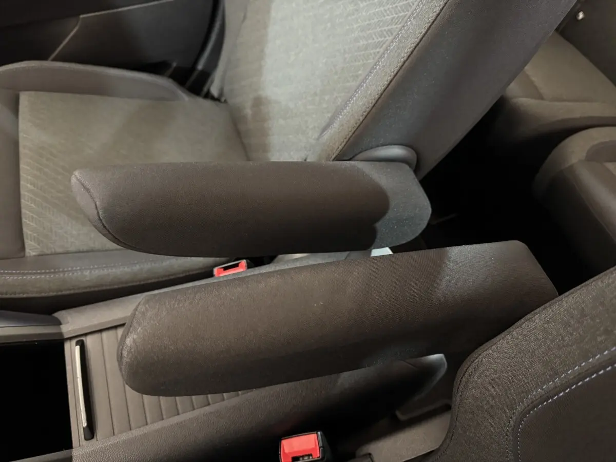 Gros plan sur les accoudoirs avant en tissu gris foncé du Peugeot Rifter BlueHDi 100 Allure 2019.