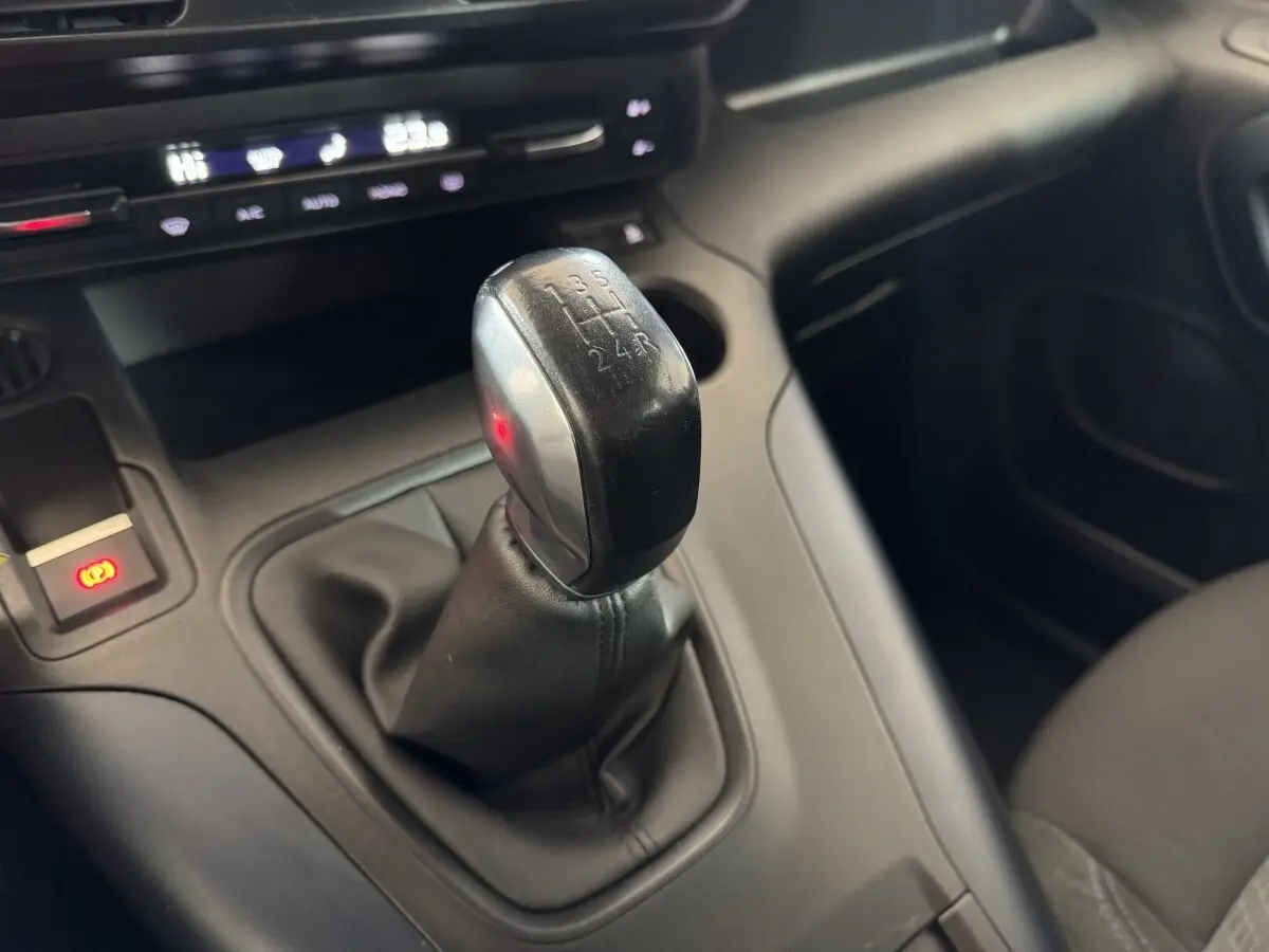 Le levier de vitesses manuel noir du Peugeot Rifter BlueHDi 100 Allure 2019, vue rapprochée de l'habitacle.