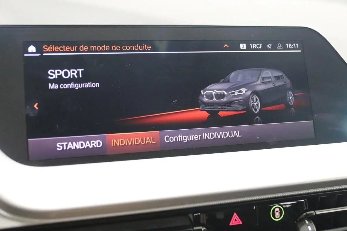 Écran multimédia affichant la configuration SPORT avec une BMW Série 1 noire vue de 3/4 avant droite en illustration.