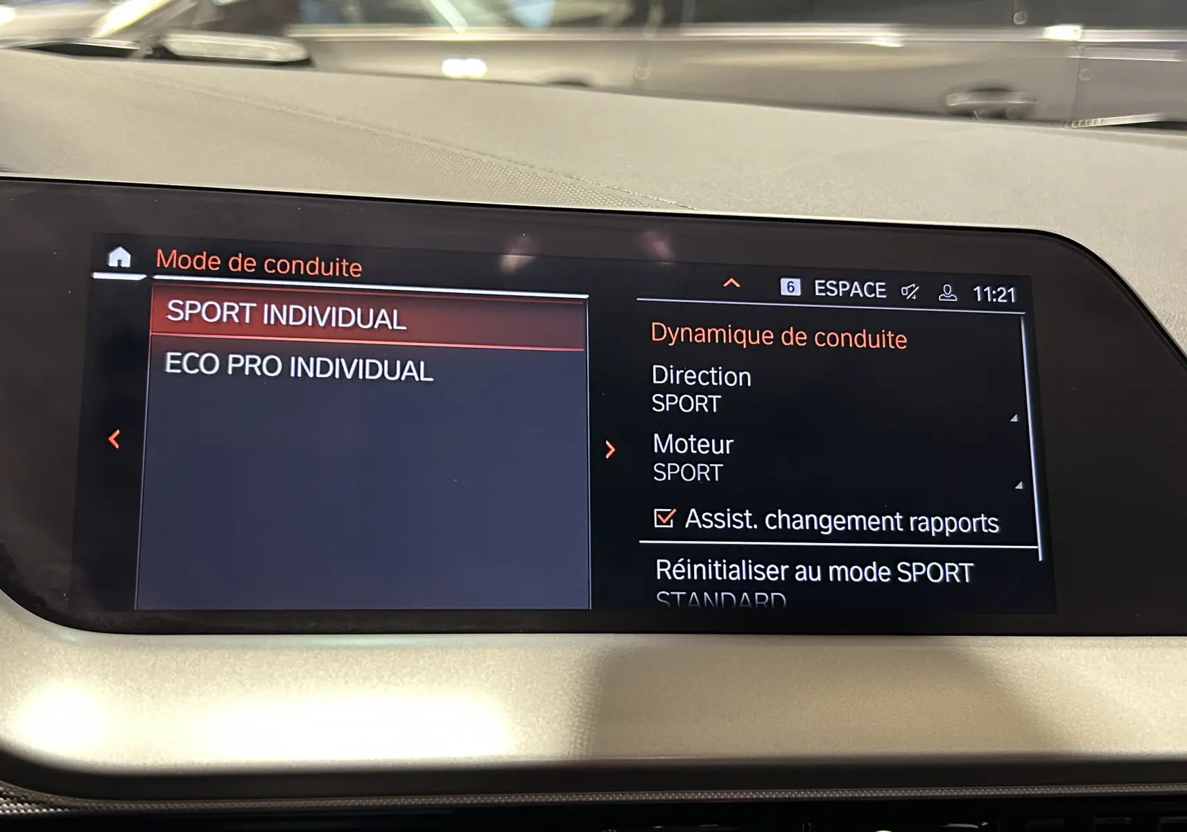 Écran central de la BMW Série 1 16d 2023 affichant les modes de conduite Sport Individual et Eco Pro Individual.