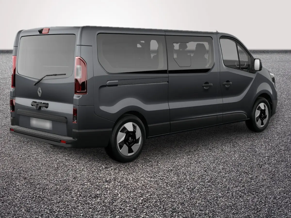 Renault Trafic Fourgon gris foncé vu en 3/4 arrière droit, avec vitres latérales et jantes modernes.