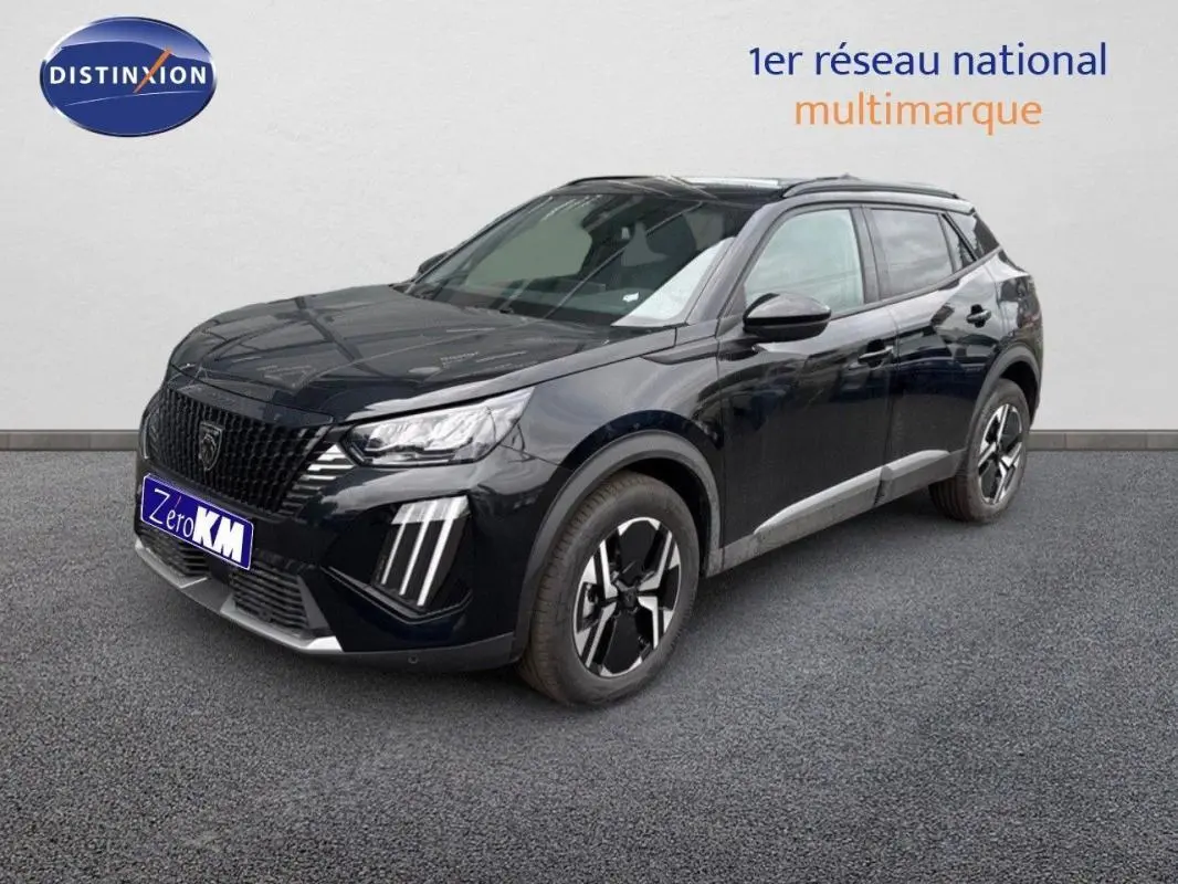 Peugeot 2008 noir en 3/4 avant droit, avec jantes aluminium et feux diurnes LED distinctifs.