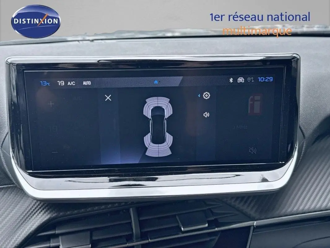 Écran tactile central du Peugeot 2008 noir 2025 montrant l'interface de détection des obstacles en vue de dessus.