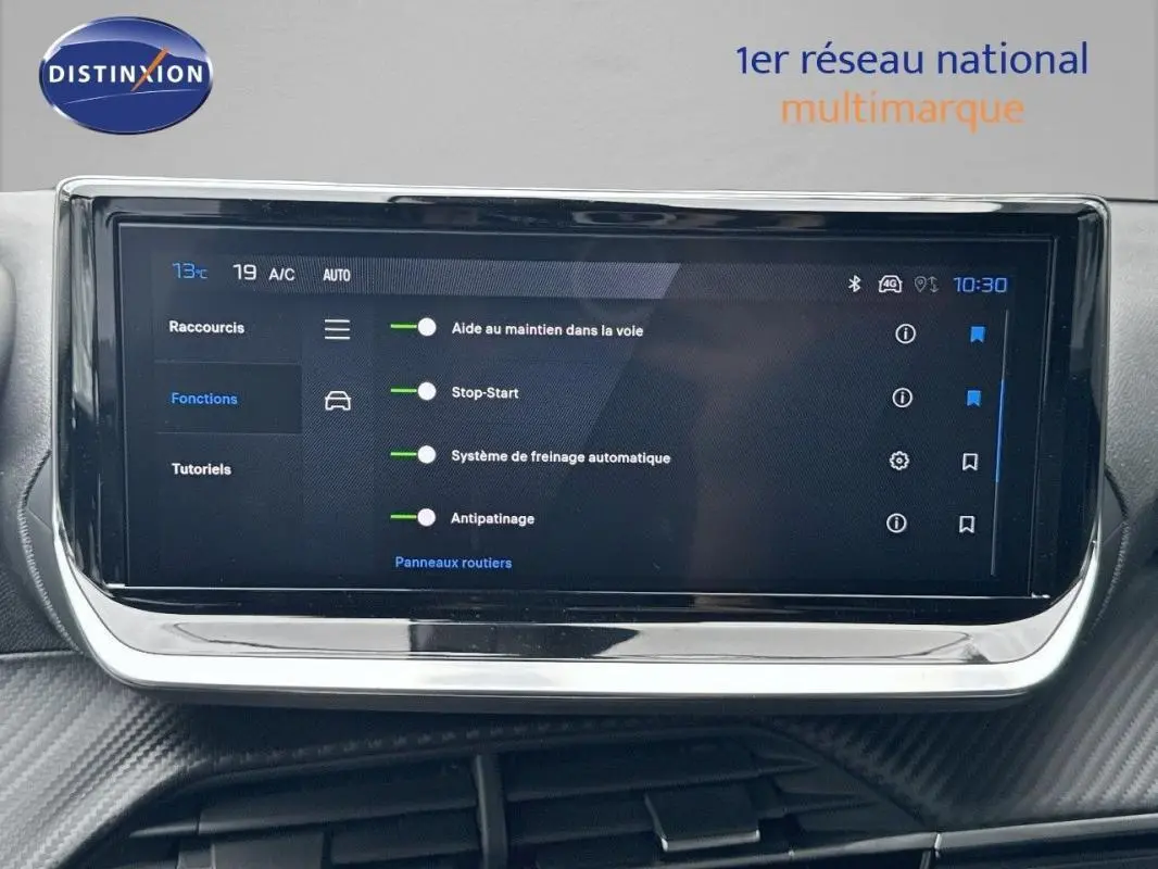 Écran tactile intérieur du Peugeot 2008 noir, affichant les aides à la conduite et fonctions de sécurité.