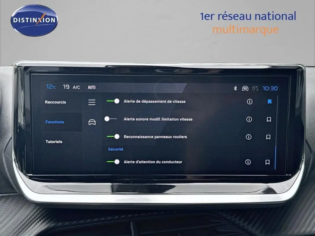 Écran tactile central affichant les réglages d'alerte de vitesse et sécurité dans un Peugeot 2008 noir.