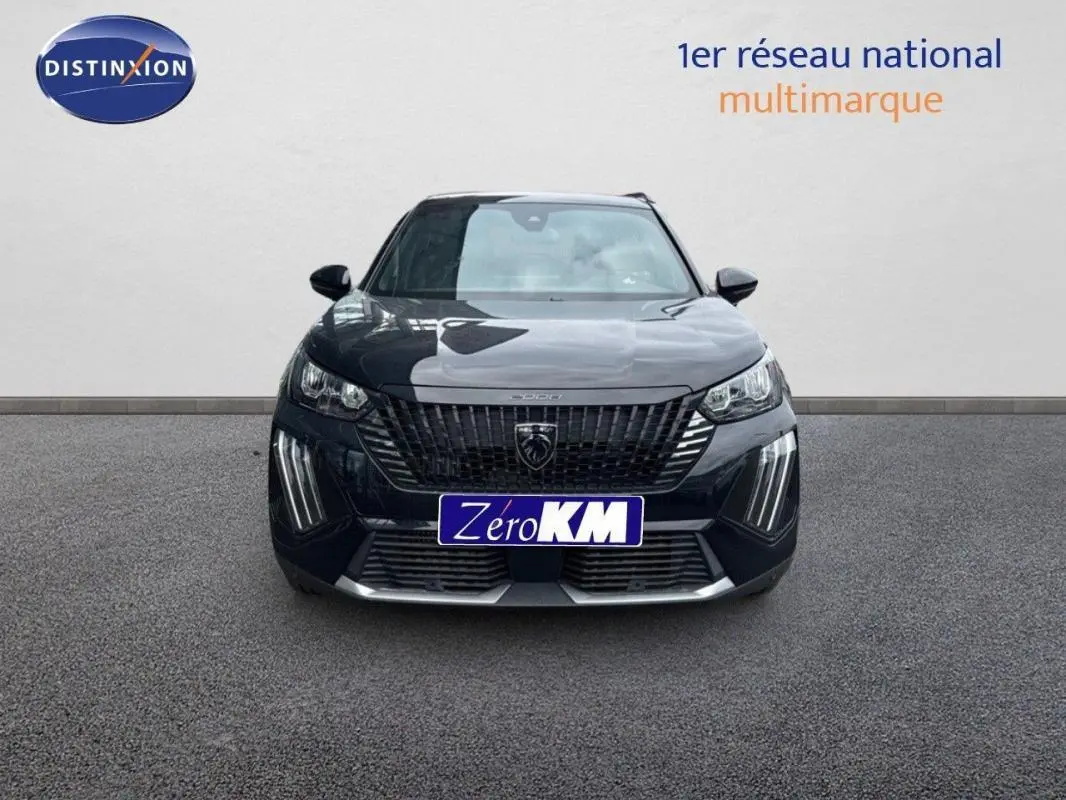 Vue avant d'un Peugeot 2008 noir 2025 avec calandre distinctive et feux diurnes LED verticaux.