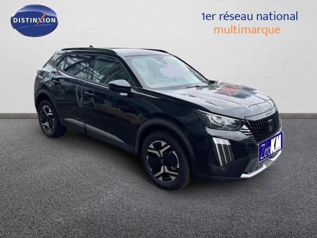 Peugeot 2008 noir en 3/4 avant droit, avec jantes aluminium et feux diurnes LED distinctifs.