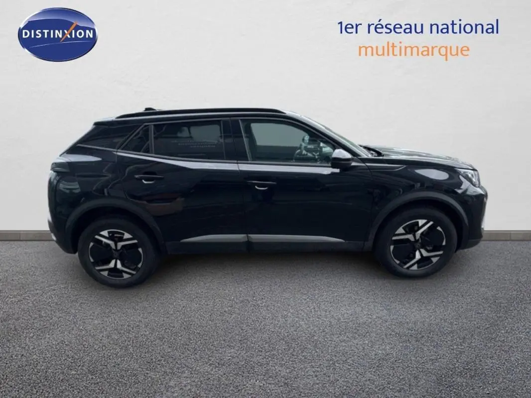 Profil côté gauche d'un Peugeot 2008 noir 2025 avec jantes aluminium et rétroviseurs électriques rabattables.