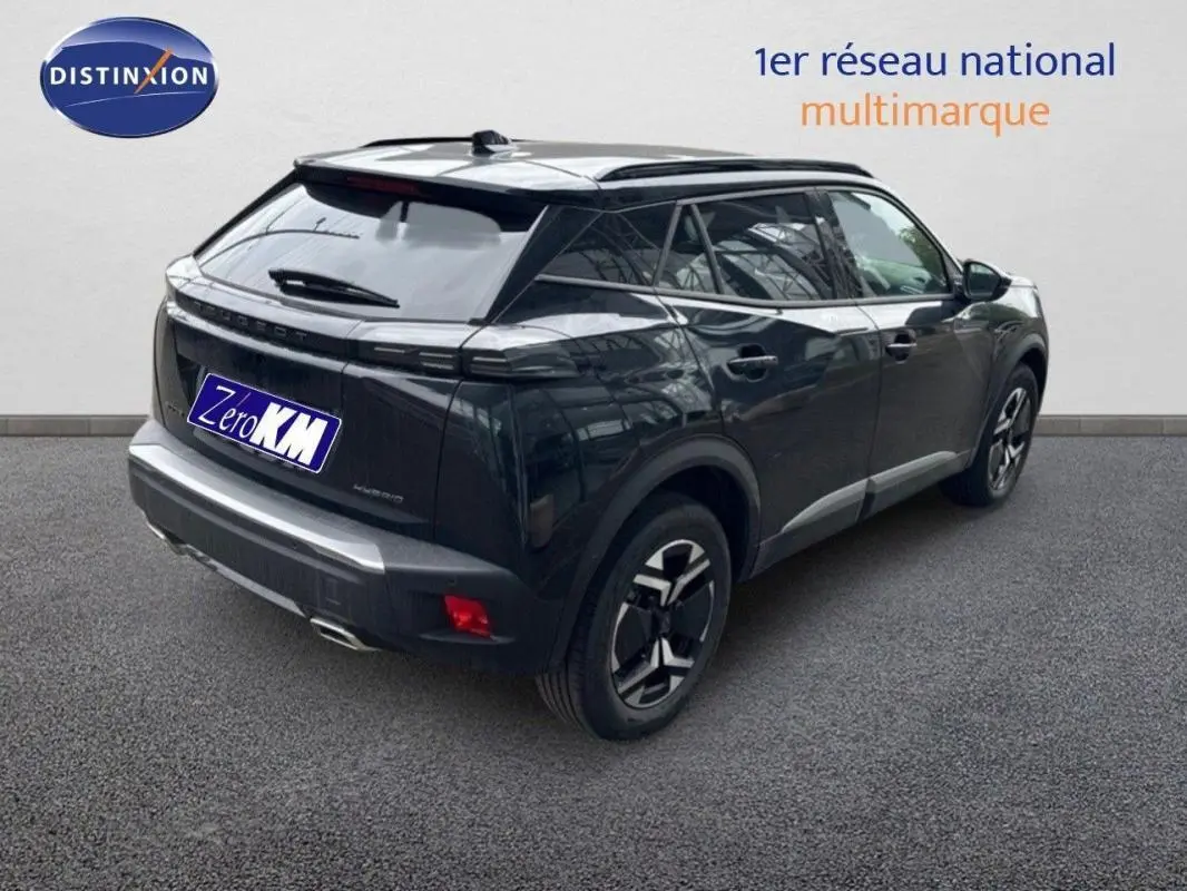 Vue 3/4 arrière droite d'un Peugeot 2008 noir 2025 avec jantes aluminium et vitres teintées.