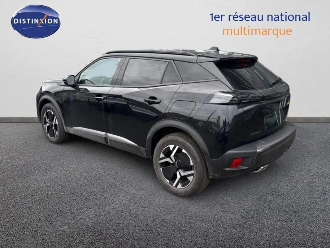 Peugeot 2008 noir vue 3/4 arrière côté gauche, avec jantes aluminium et feux arrière distinctifs.
