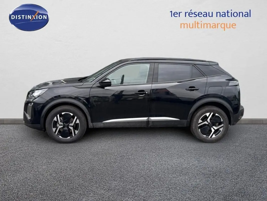 Peugeot 2008 noir vue de profil côté gauche, avec jantes aluminium et lignes modernes soulignées.