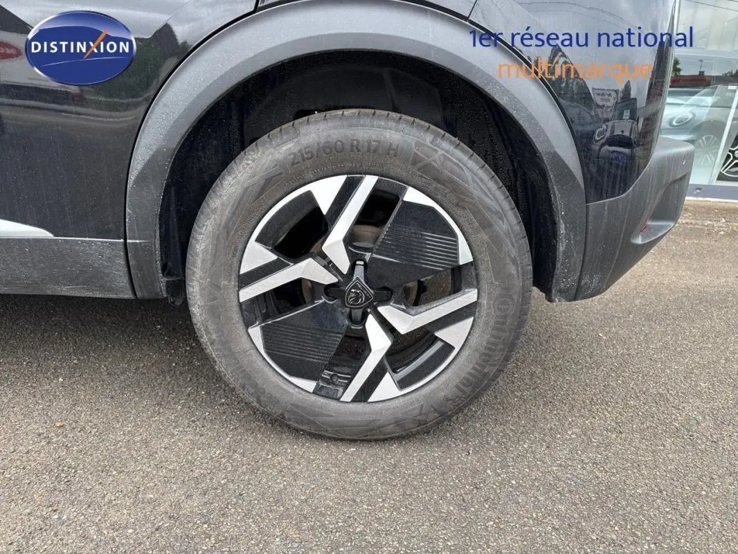 Gros plan sur la roue avant droite du Peugeot 2008 noir 2025 avec jante aluminium au design moderne.