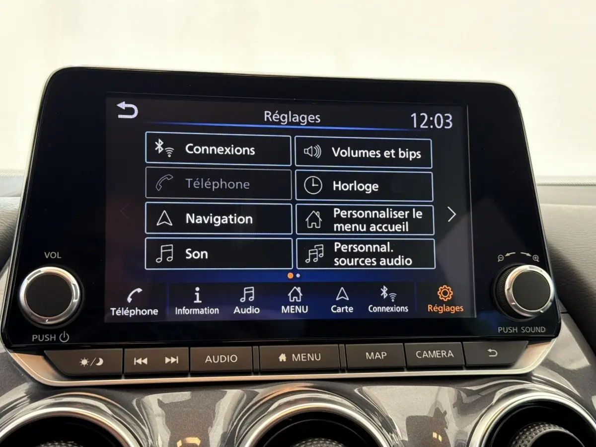 Écran tactile central du tableau de bord du Nissan Juke 2023 affichant le menu Réglages.