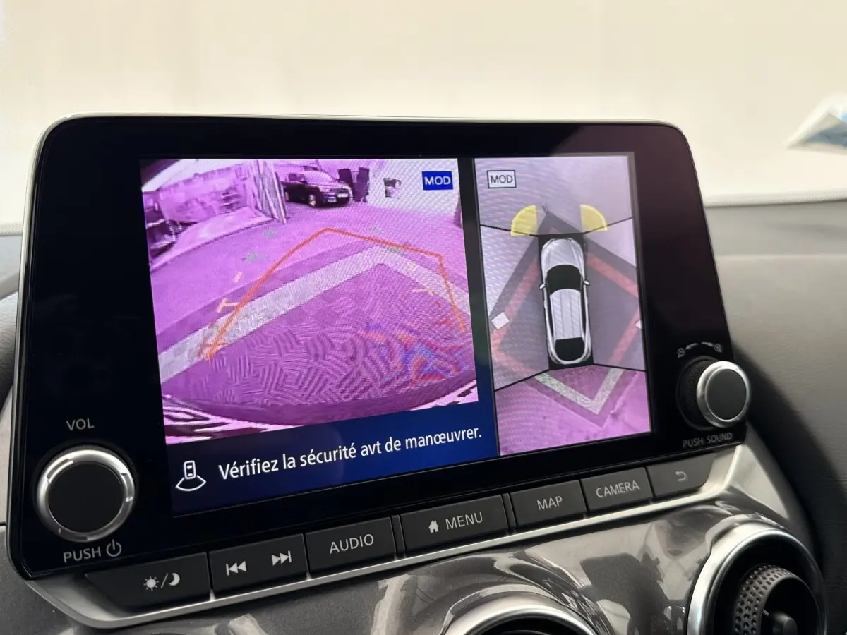 Écran tactile intérieur montrant la caméra de recul et la vue 360° du Nissan Juke gris foncé 2023.