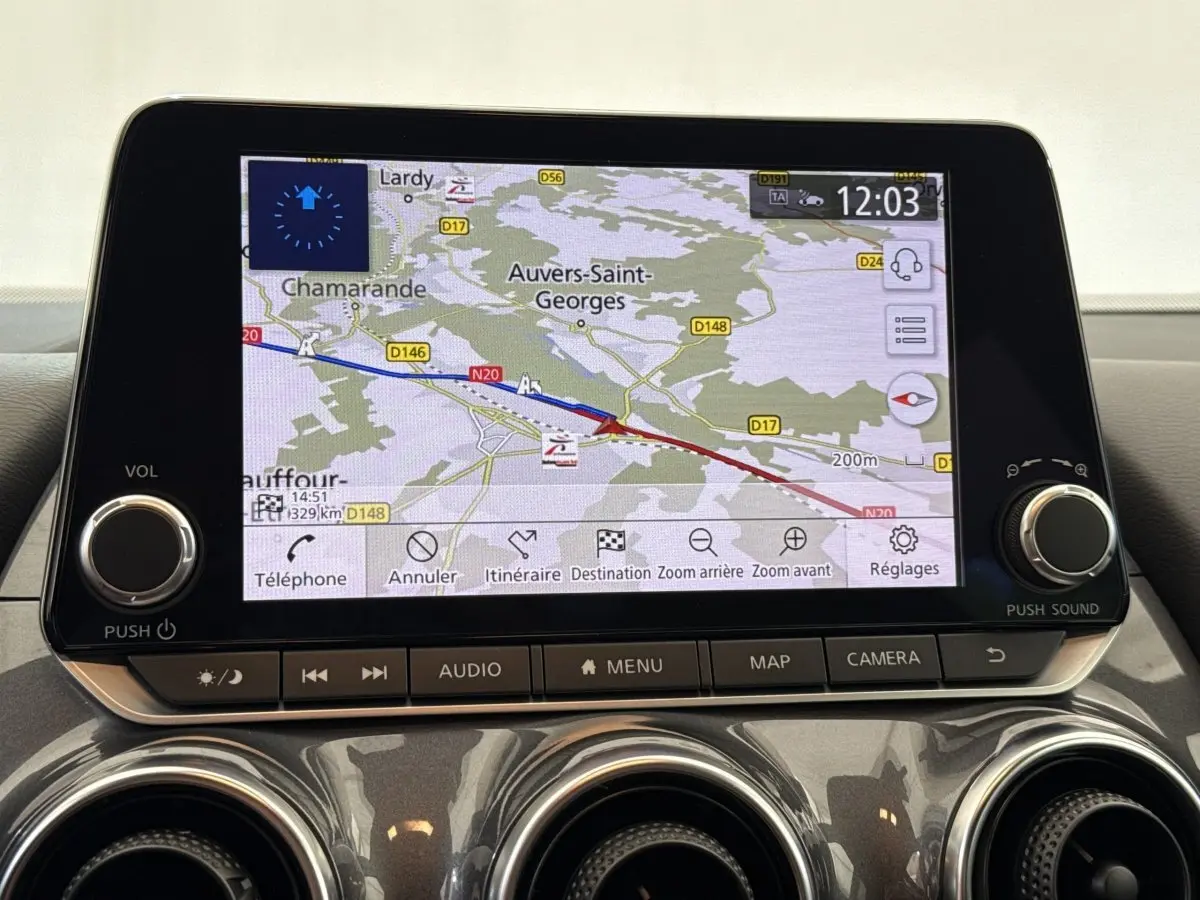 Écran tactile central du Nissan Juke 2023 affichant la navigation 3D avec carte et options de menu visibles.