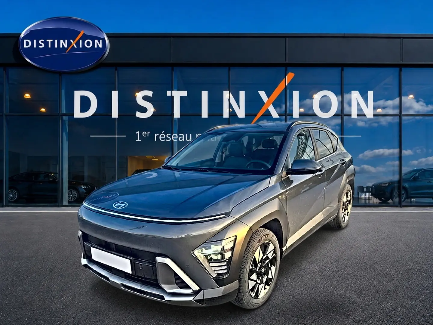 Hyundai Kona 2025 gris ecotronic en 3/4 avant droit, avec jantes alliage et feux LED distinctifs.