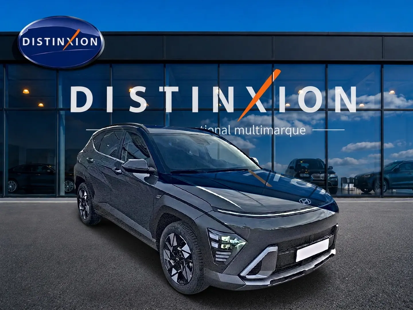 Hyundai Kona 2025 gris ecotronic en 3/4 avant droit, avec jantes alliage et feux LED distinctifs.