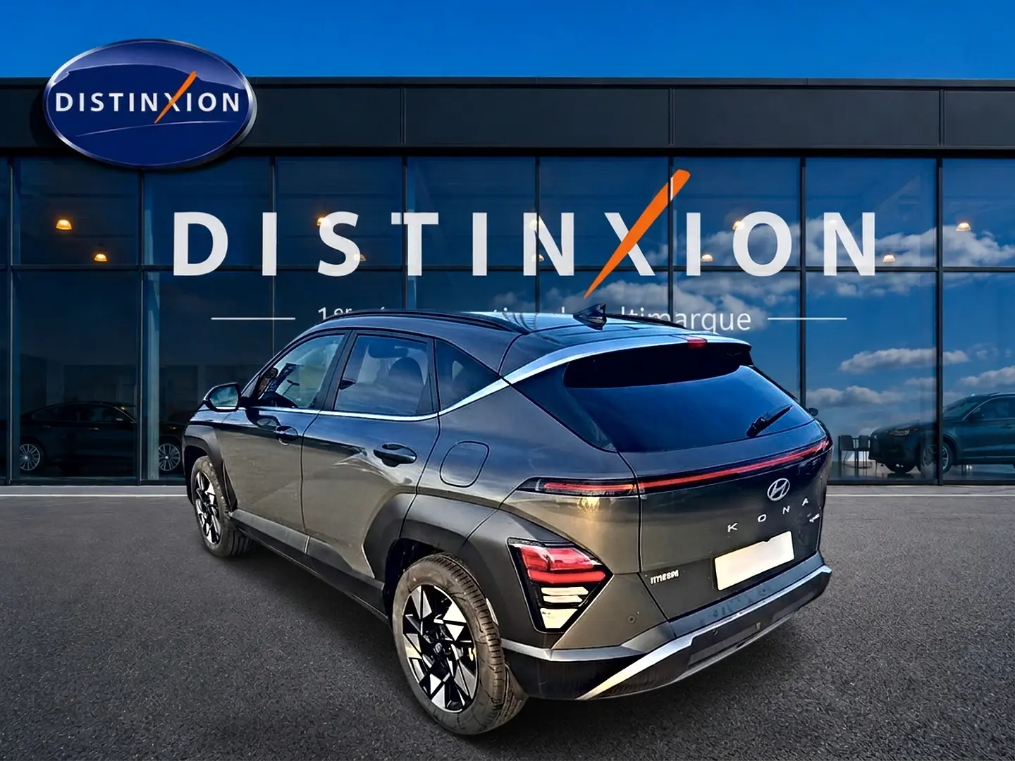 Vue 3/4 arrière droite du Hyundai Kona gris ecotronic avec feux arrière LED et jantes alliage 18 pouces.