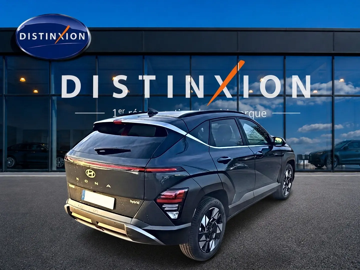 Vue 3/4 arrière droite d'un Hyundai Kona 2025 gris ecotronic avec feux arrière LED et antenne aileron de requin.