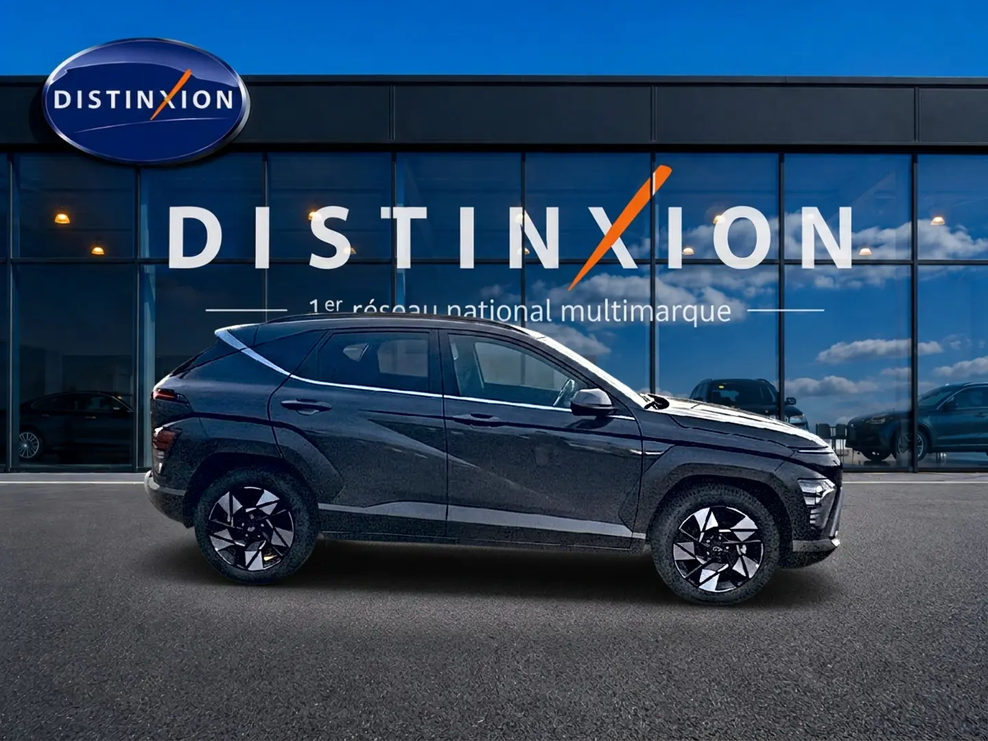 Vue latérale droite du Hyundai Kona 2025 gris ecotronic avec jantes alliage noires et détails modernes.