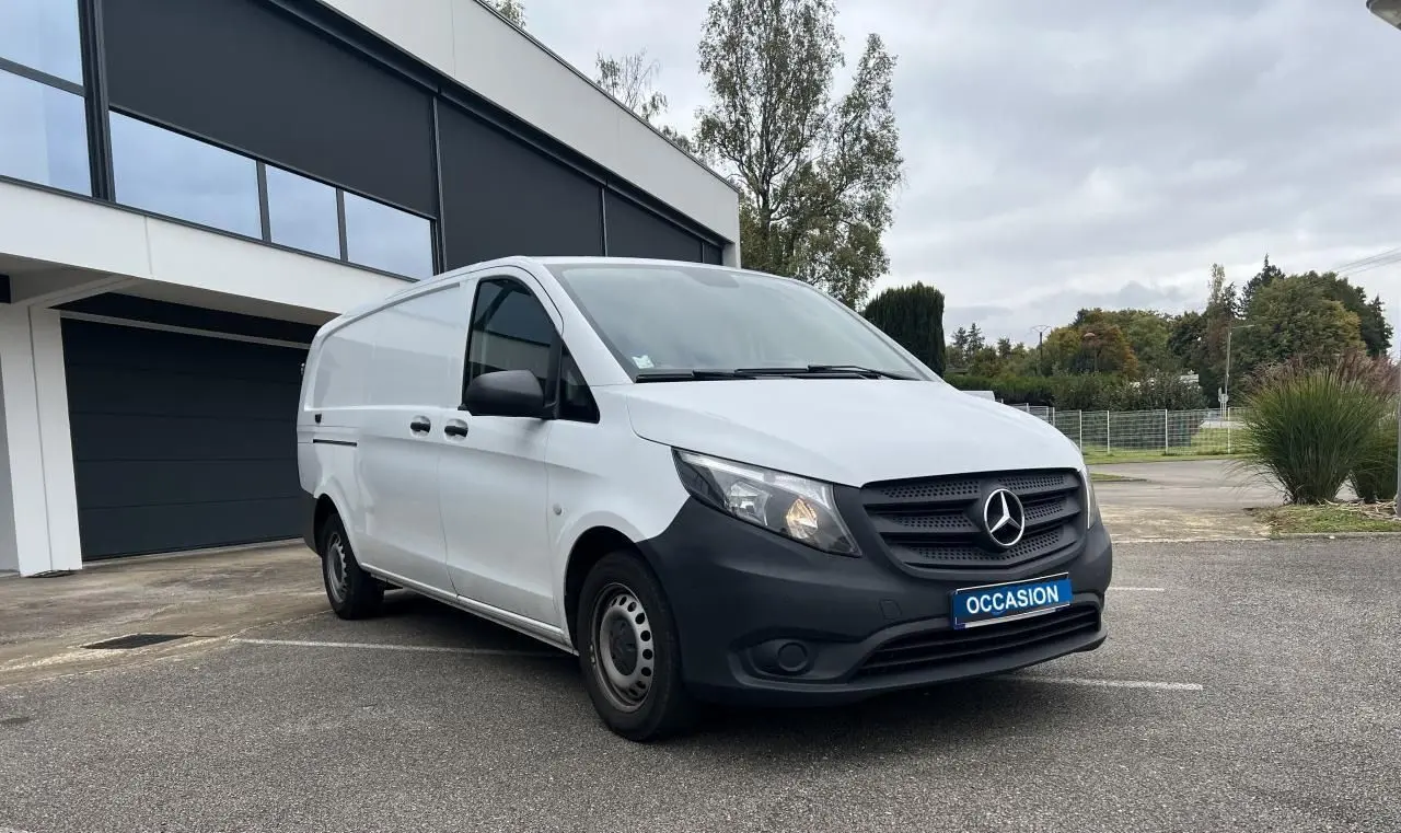 Mercedes Vito Fourgon blanc en 3/4 avant droit, avec pare-chocs noir mat et plaque "OCCASION" visible.