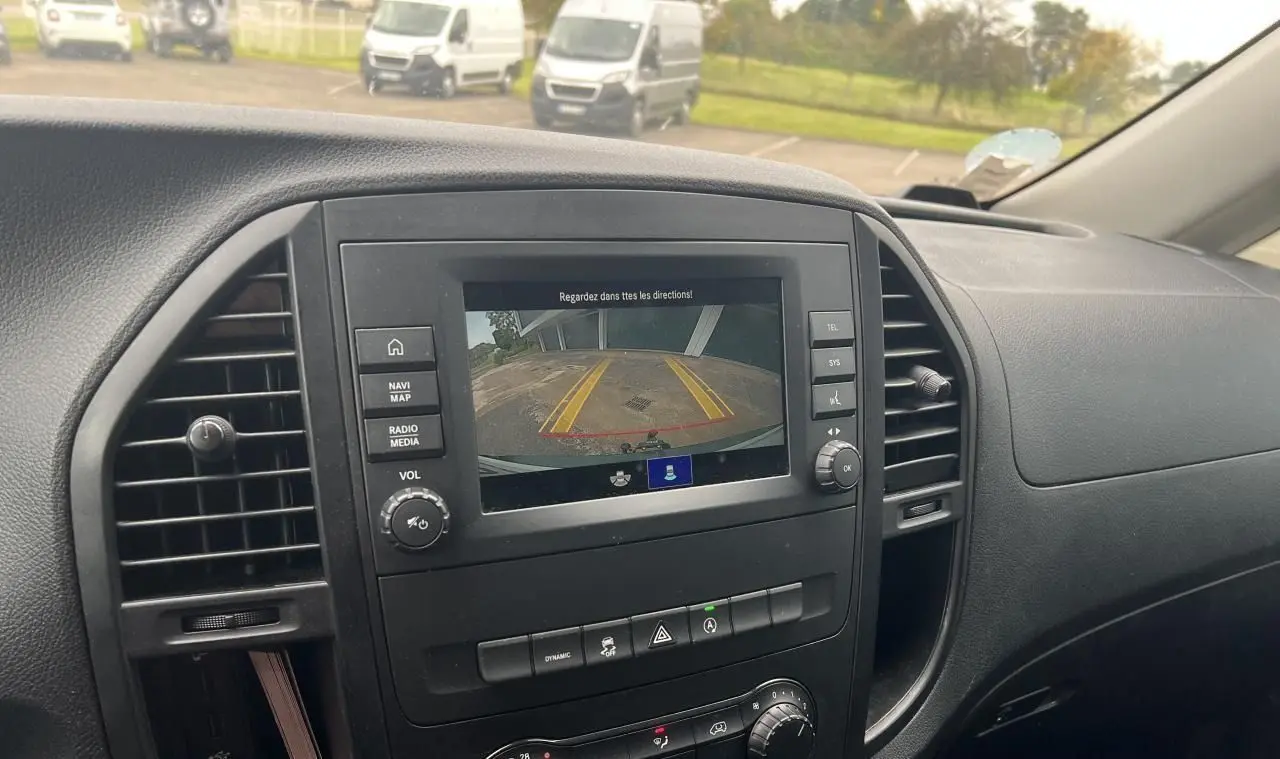 Vue rapprochée de l’écran central du tableau de bord du Mercedes Vito Fourgon blanc, affichant la caméra de recul.