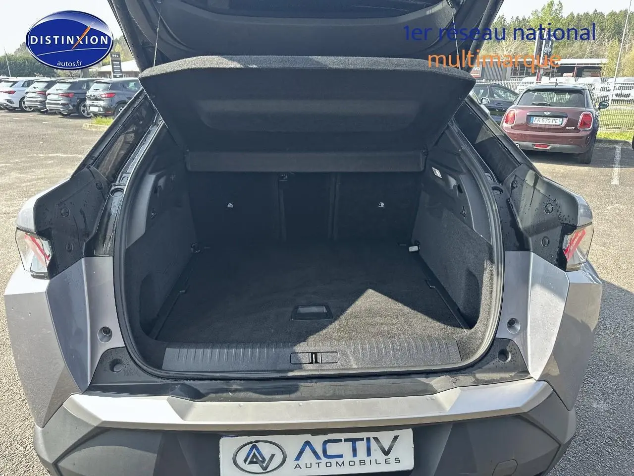 Coffre ouvert d’un Peugeot 3008 gris Artense, vue arrière montrant l’espace de chargement vide.