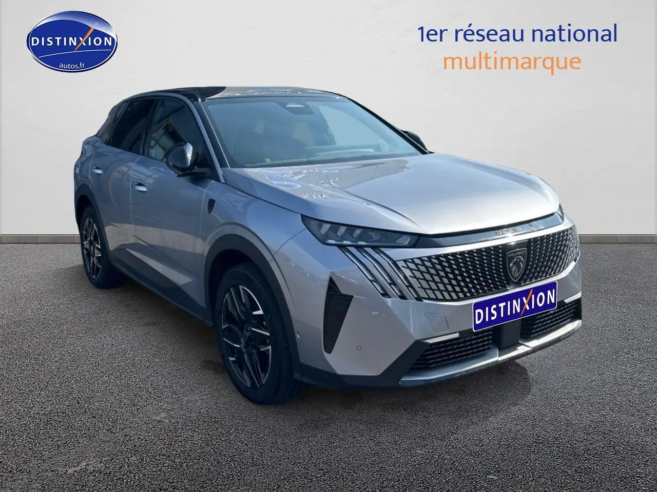 Peugeot 3008 gris Artense en 3/4 avant droit, avec calandre distinctive et jantes alliage noires.