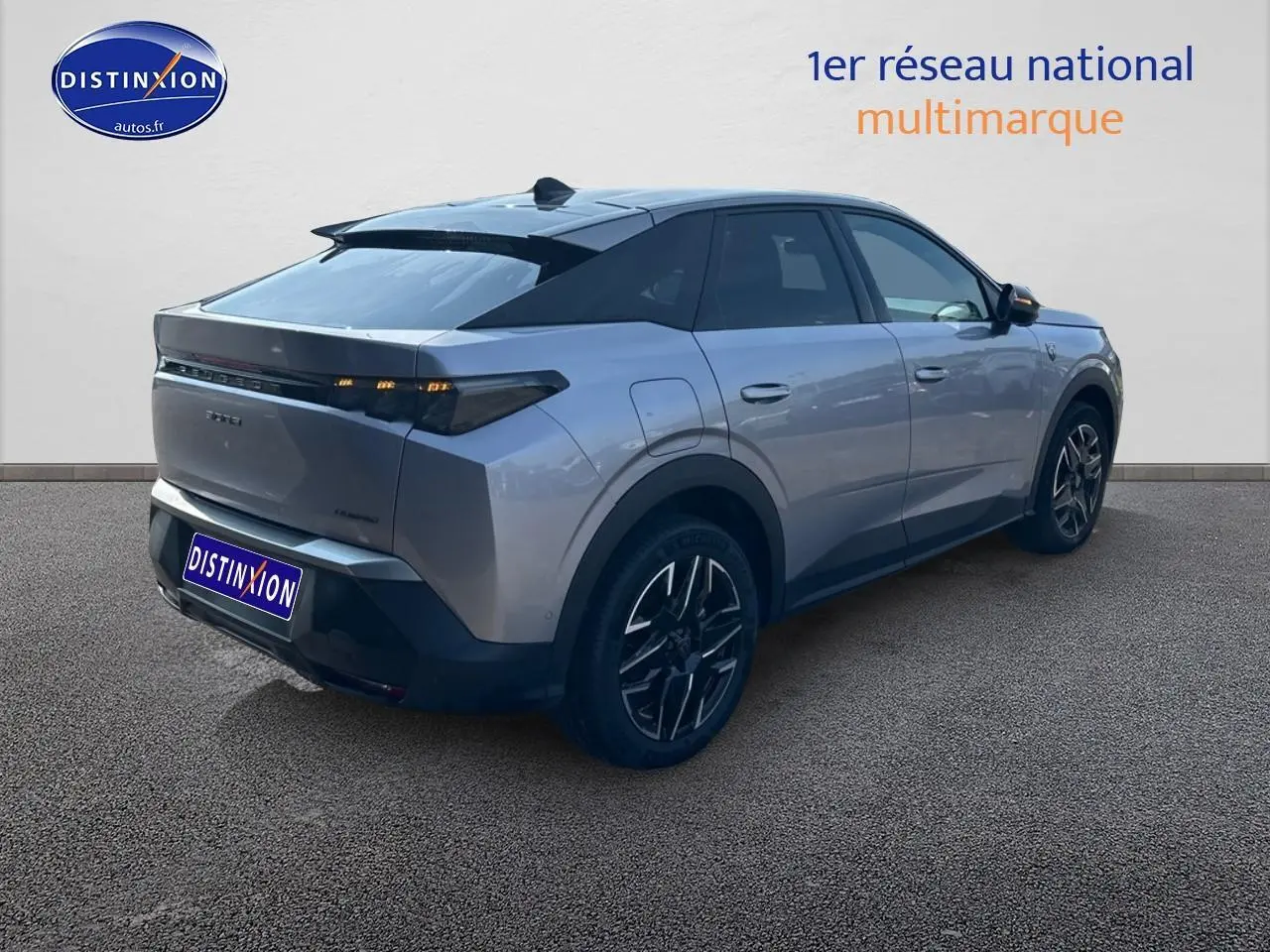Peugeot 3008 gris artense vue 3/4 arrière droit, jantes alu et feux arrière à LED distinctifs.