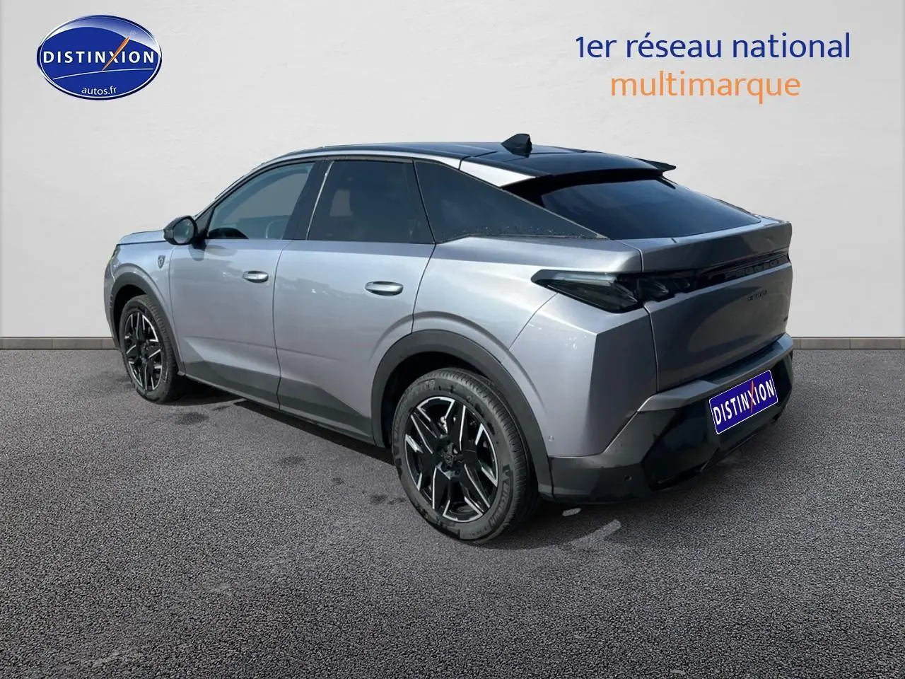 Vue 3/4 arrière droite du Peugeot 3008 gris artense avec toit noir et jantes alliage noires.