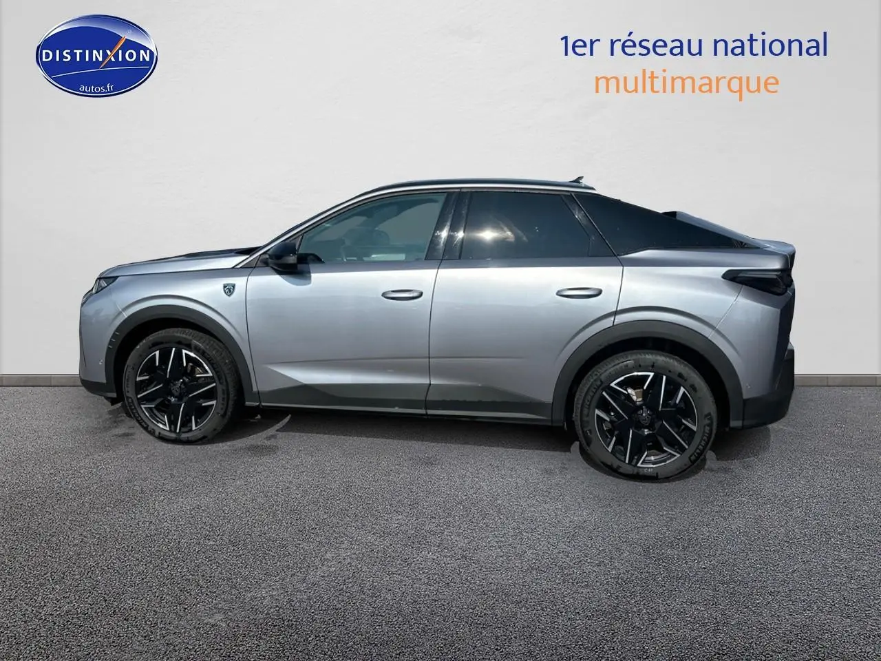 Profil droit d'un Peugeot 3008 gris Artense 2025 avec jantes alu noires et toit noir contrasté.