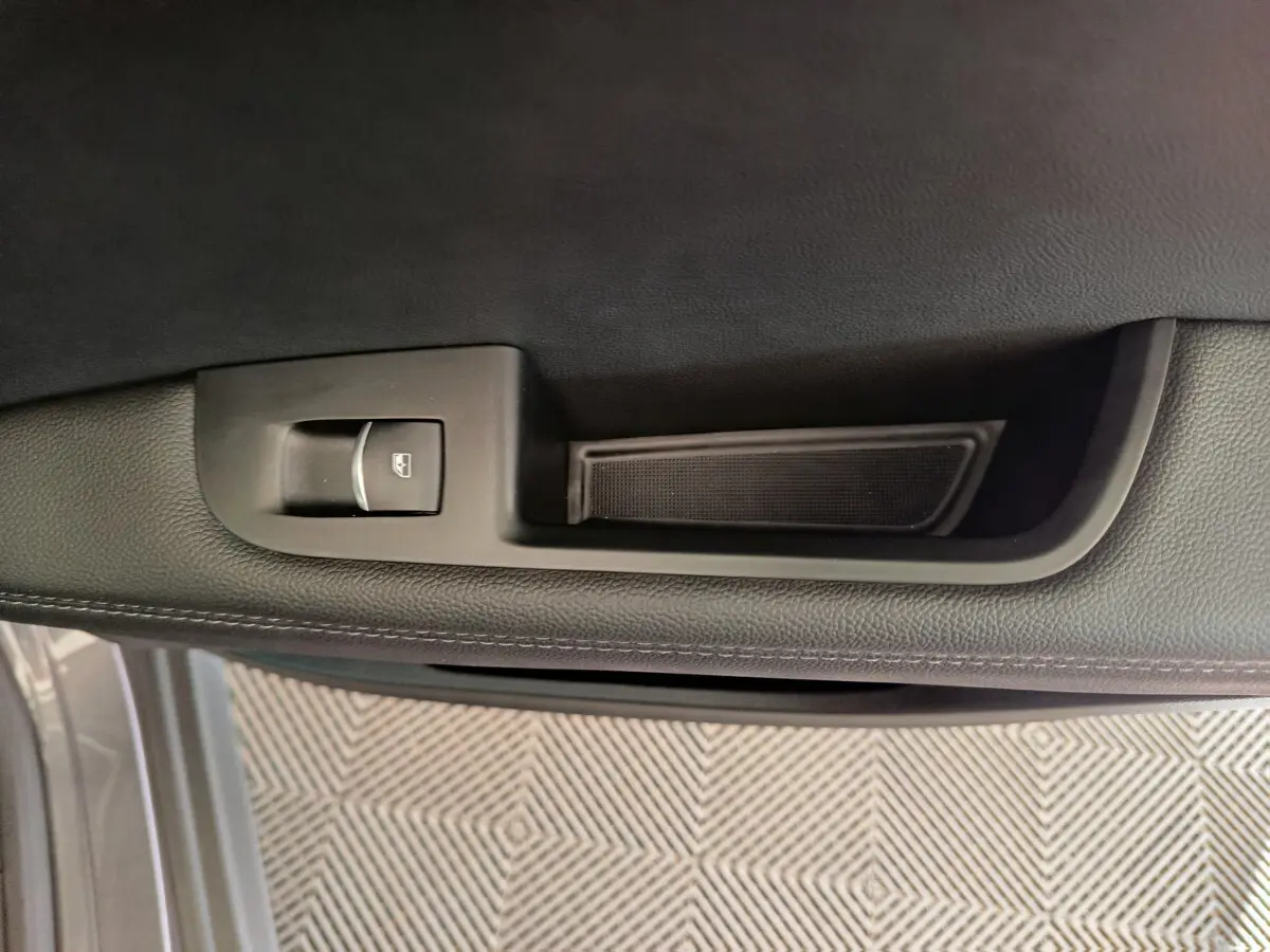 Poignée intérieure côté gauche avec bouton de lève-vitre sur porte gris foncé d'Alfa Romeo Stelvio 2024 Sprint