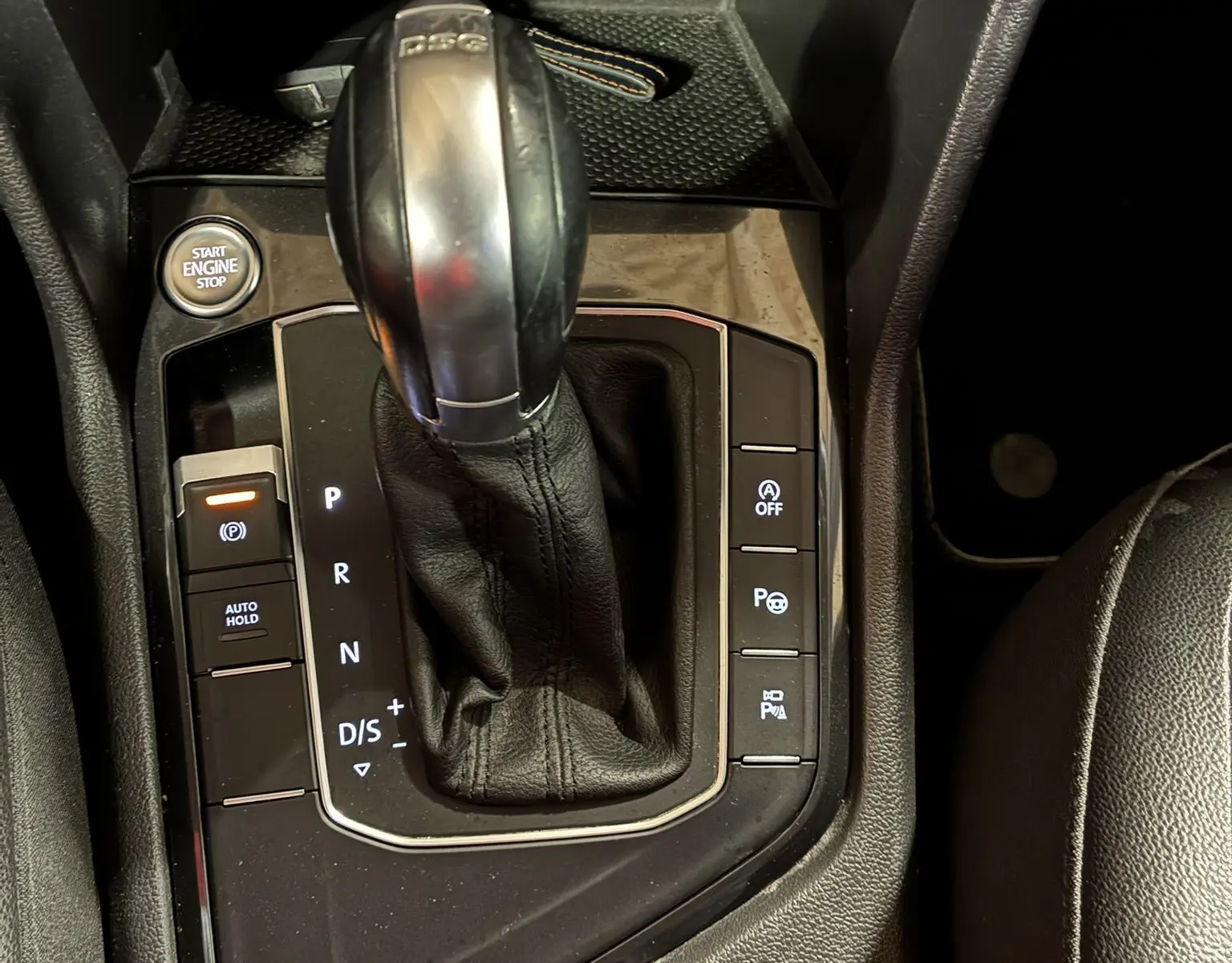 Vue rapprochée de la console centrale du Volkswagen Tiguan 2.0 TDI 150 Carat 2017, levier de vitesse automatique et boutons de commande.