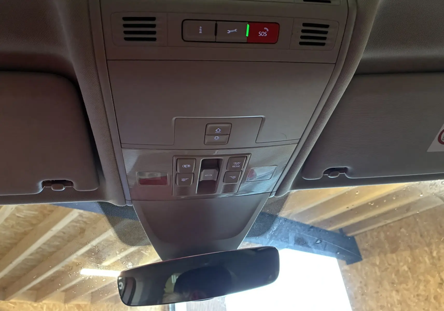 Vue intérieure du plafond avant du Volkswagen Tiguan 2.0 TDI 150 Carat 2017, montrant les commandes d'éclairage et le rétroviseur central.