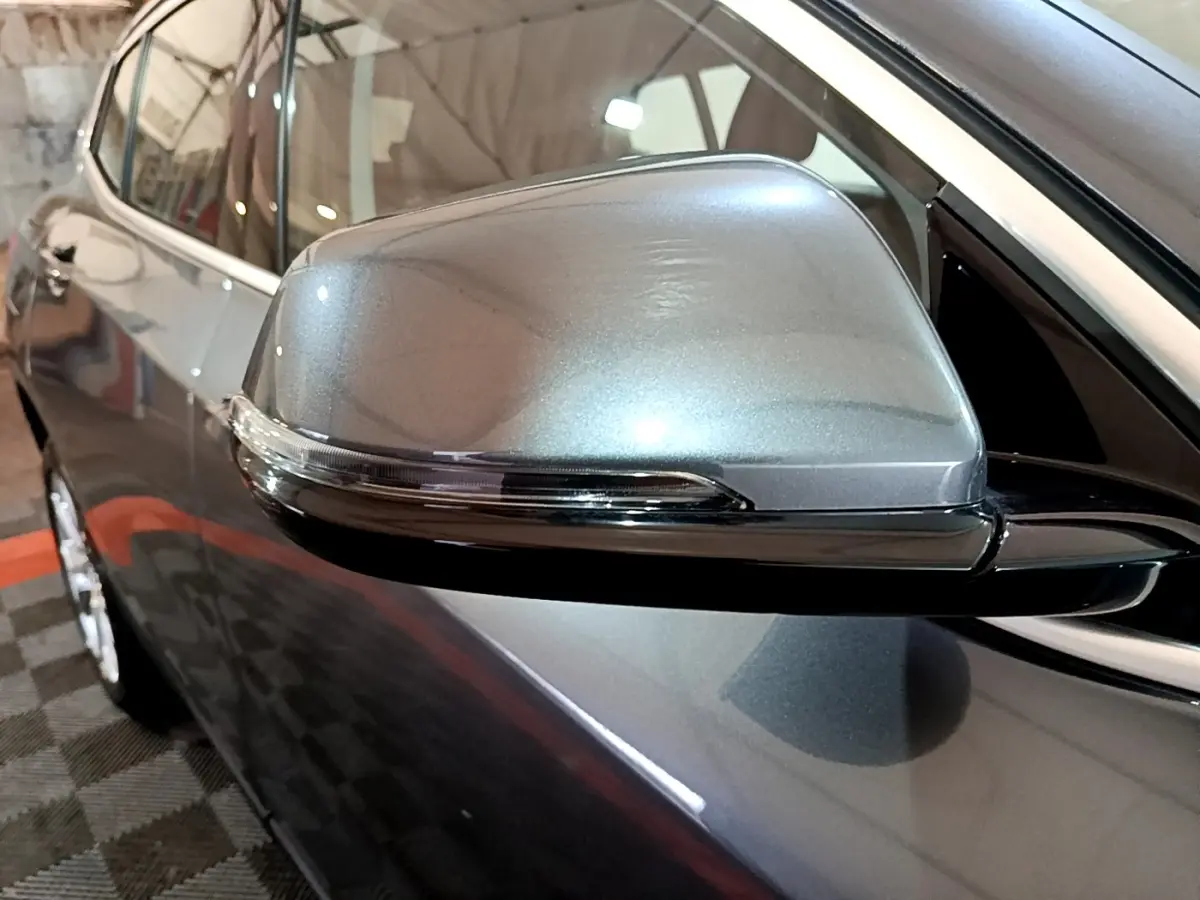 Gros plan sur le rétroviseur droit gris métallisé du BMW X2 sDrive18i Lounge 2021 avec clignotant intégré.