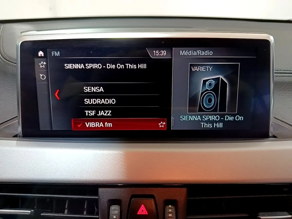 Écran multimédia de BMW X2 sDrive18i 2021 affichant la sélection radio FM avec interface noire et rouge.