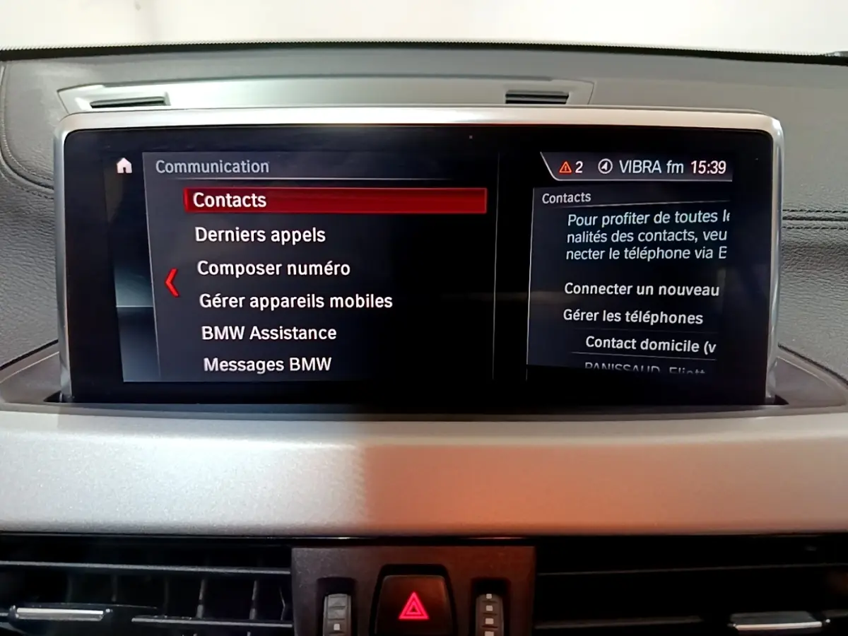 Écran central du tableau de bord de BMW X2 sDrive18i Lounge DKG7 affichant le menu communication en français.