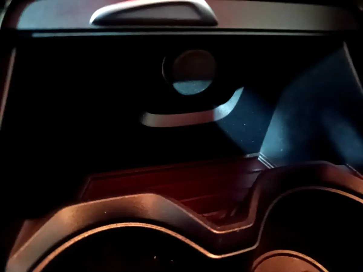 Gros plan sur le porte-gobelets intérieur de la BMW X2 sDrive18i Lounge DKG7, éclairage tamisé.