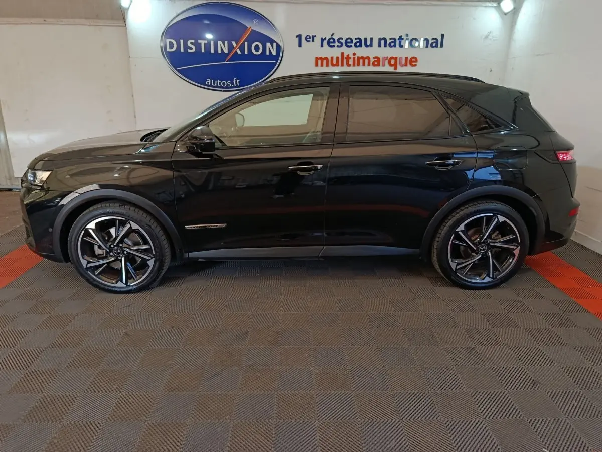 DS7 Crossback E-TENSE 4x4 300 noir, vue profil côté gauche, jantes alliage noires et feux arrière LED allumés.