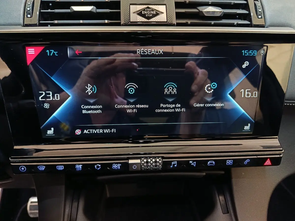 Écran tactile central du tableau de bord du DS7 Crossback noir, affichant les options de connexion Wi-Fi et Bluetooth.