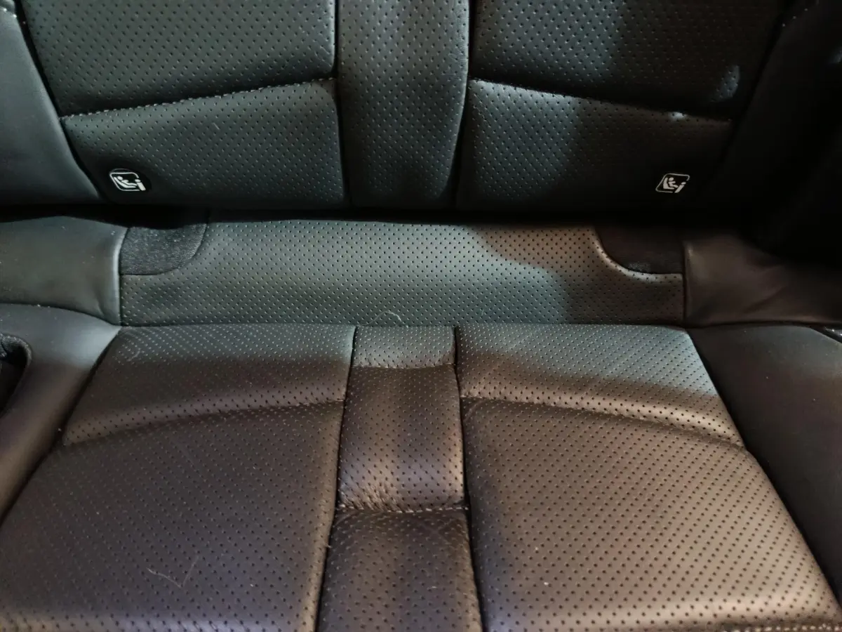 Gros plan sur la banquette arrière en cuir noir perforé du DS7 Crossback E-TENSE 4x4 300 LOUVRE.
