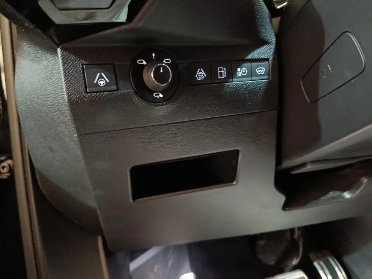 Détail intérieur du tableau de bord côté gauche du DS7 Crossback noir, avec commandes d’assistance et réglages lumineux.