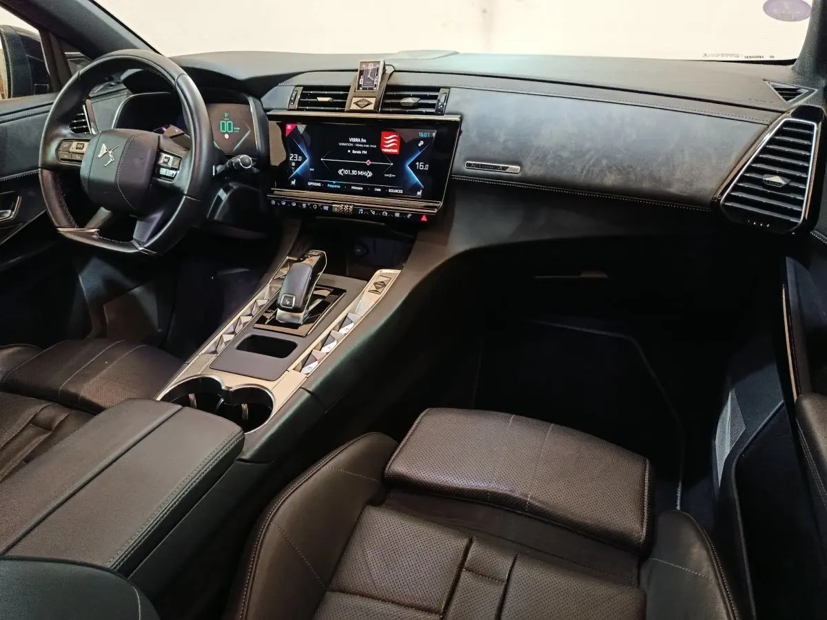 Vue intérieure côté conducteur du DS7 Crossback noir, avec tableau de bord digital et écran tactile central lumineux.