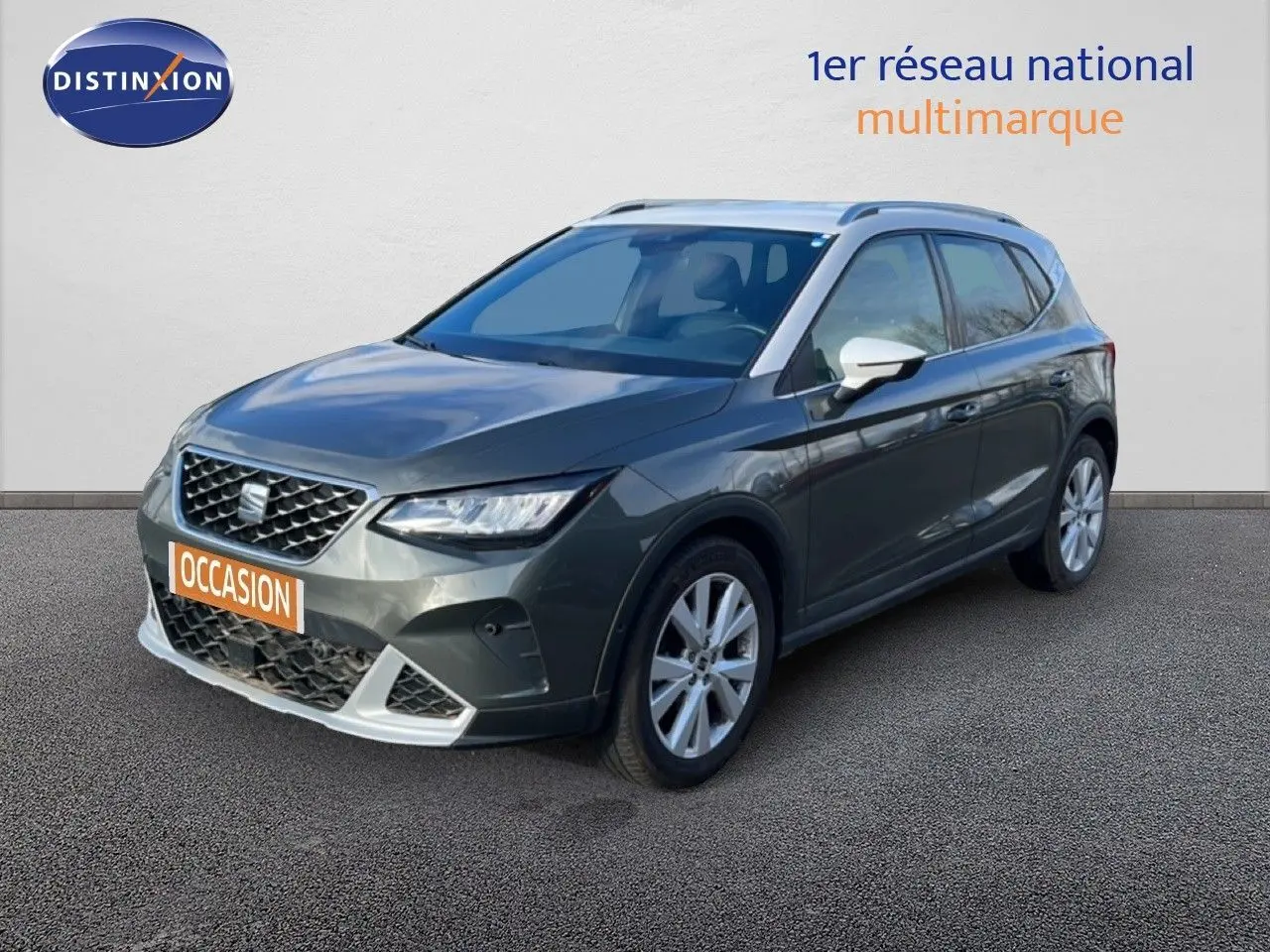 SEAT Arona gris magnétique en vue 3/4 avant droit, avec jantes alliage et rétroviseurs blancs contrastants.