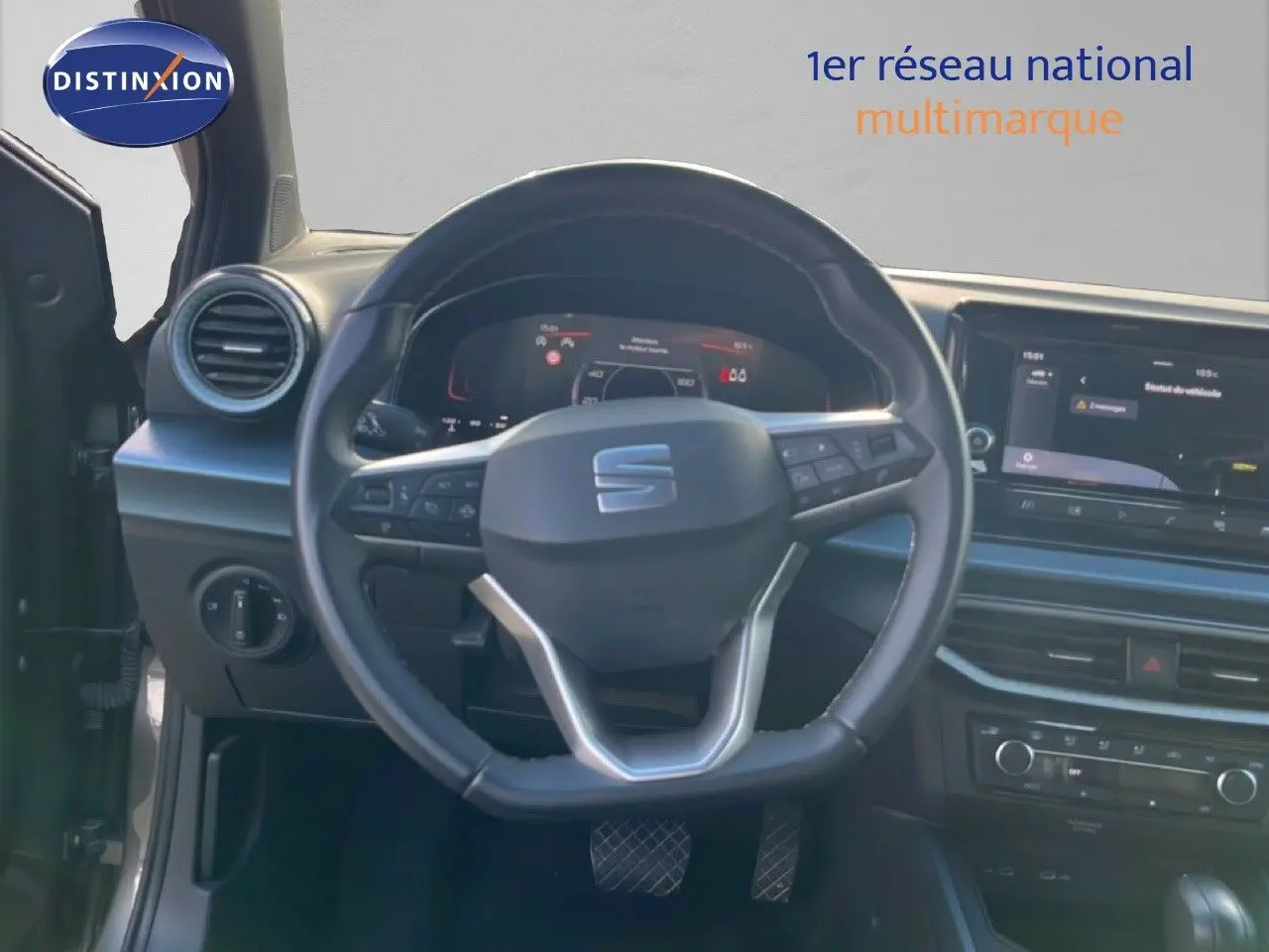 Vue intérieure frontale du volant cuir noir du SEAT Arona 2025 avec tableau de bord digital et écran tactile central.